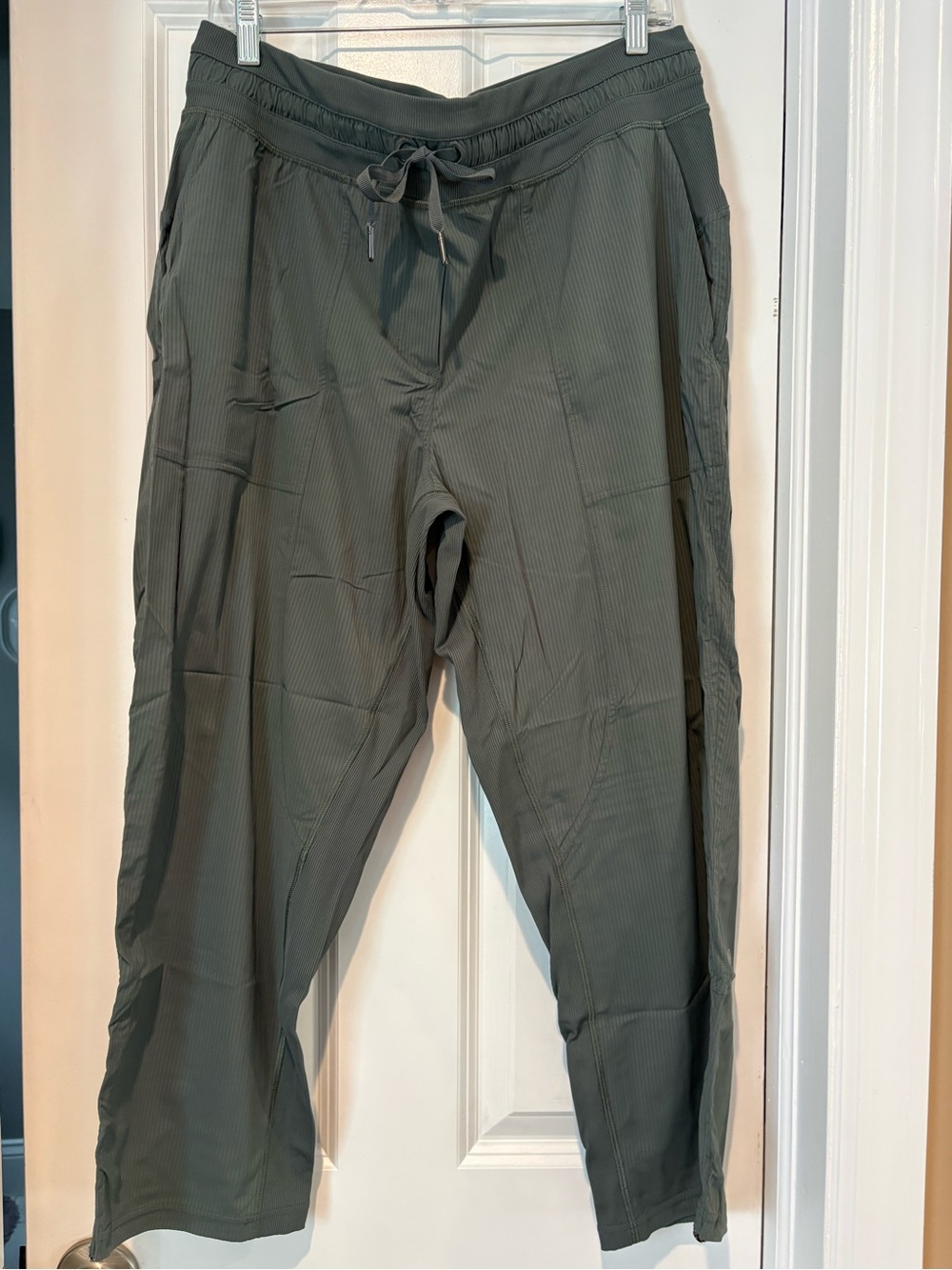Lululemon Women’s Dance Studio Mid-Rise Cropped Pants Size 14